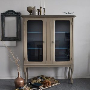 restaurirana drvena vitrina